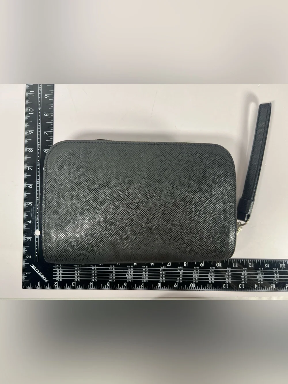7091: Louis Vuitton Taiga Leather Zip Wristlet Clutch Black